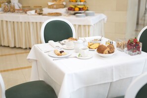 Breakfast, lunch and dinner served - Hotel Cavaliere (Noci)