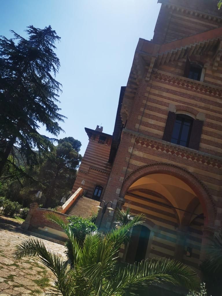 Un edificio histórico con un gran arco y una escalera que conduce a un nivel superior.