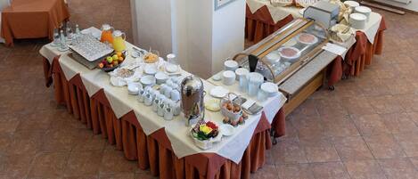 Ein reichhaltiges Buffet mit verschiedenen Speisen und Getränken.