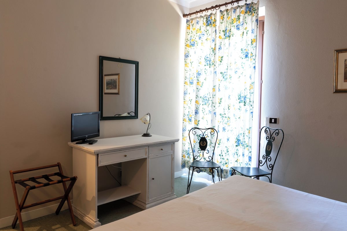 Minibar, coffres-forts dans les chambres, bureau