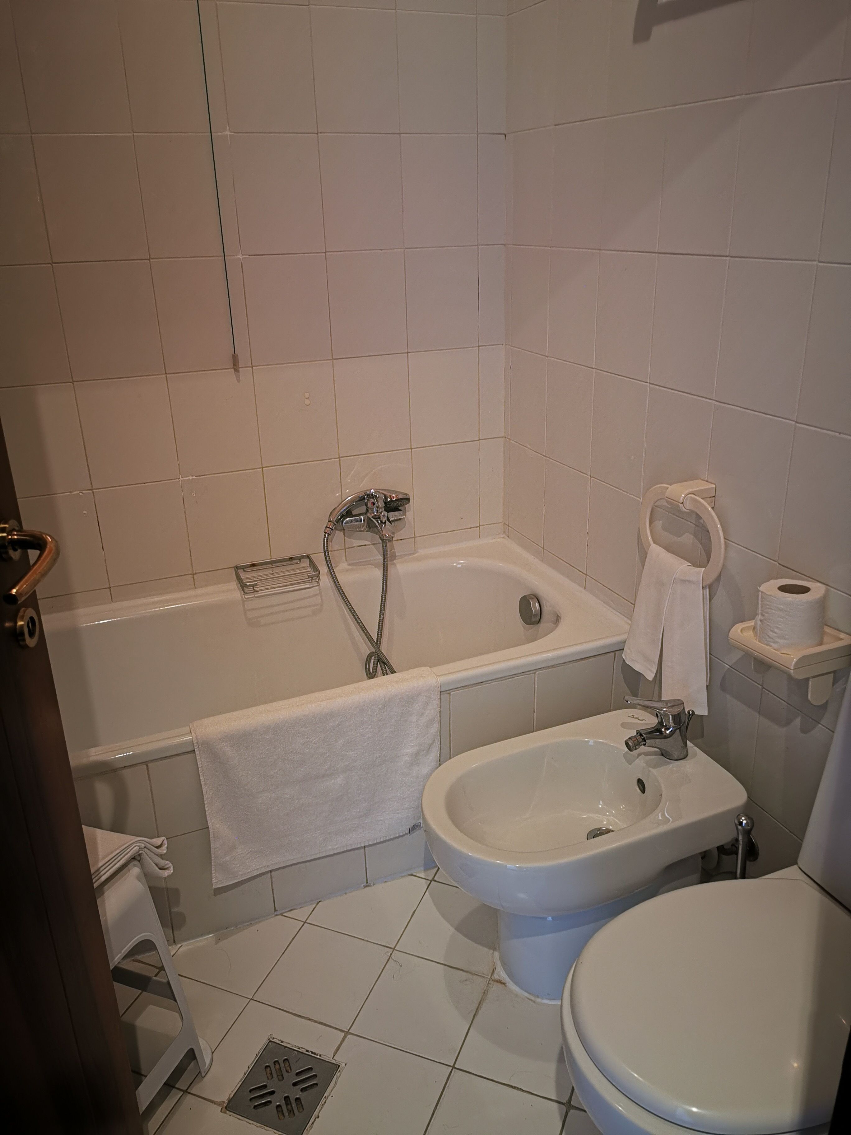 Kylpyhuone, jossa on kylpyamme, pesuallas ja wc.