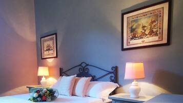 Habitación clásica | Minibar, caja de seguridad en la habitación y escritorio