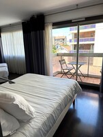 Caja de seguridad en la habitaciĂłn y escritorio