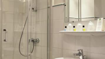 خزنة داخل الغرفة ومكتب ومساحة عمل للكمبيوتر المحمول ومكواة/لوح كي