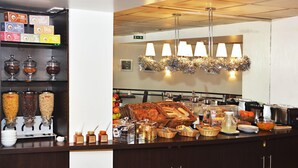 Zona de buffet amb diferents plats i condiments.