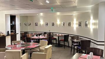 Frukostbuffé varje dag (EUR 12 per person)