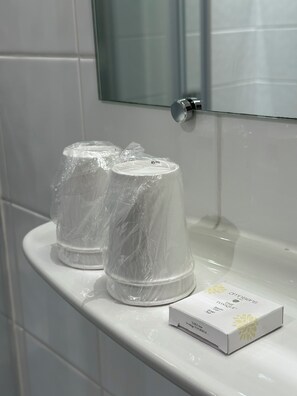 Secador de pelo, toallas, jabón, shampoo