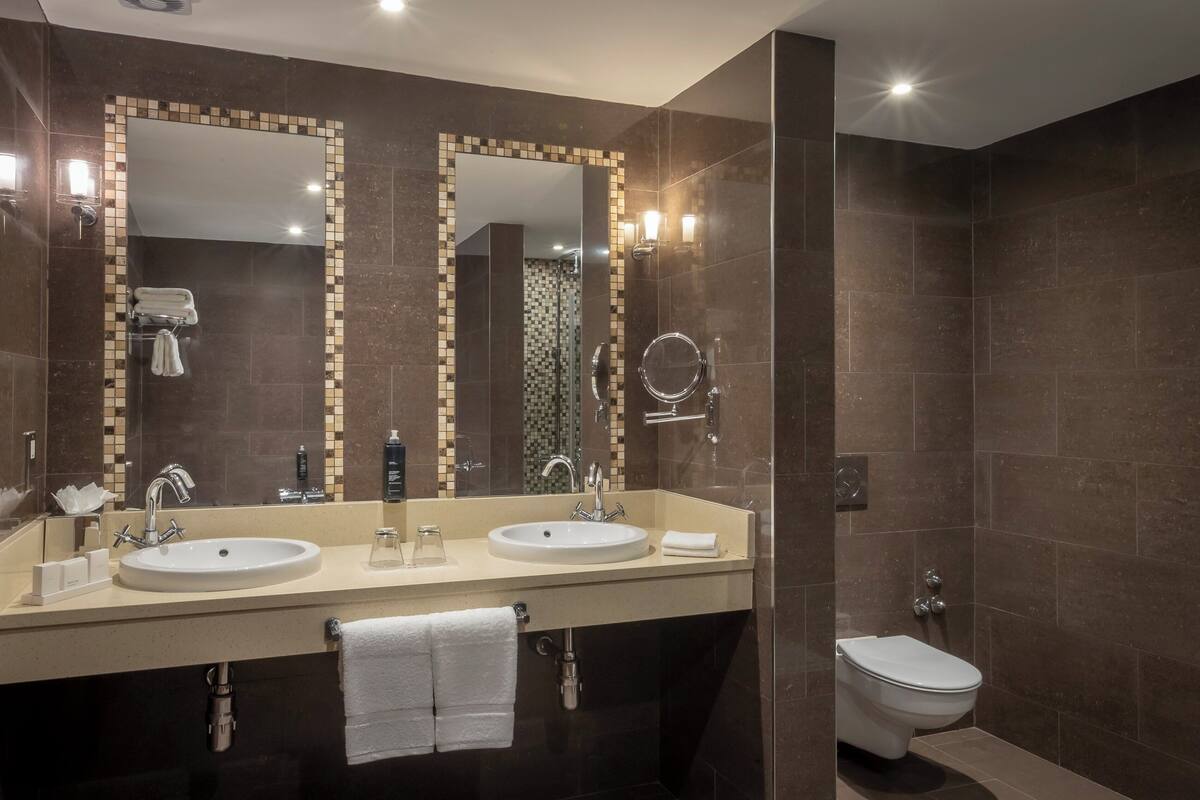 combined shower/bathtub, eco-friendly toiletries, hair dryer, towels