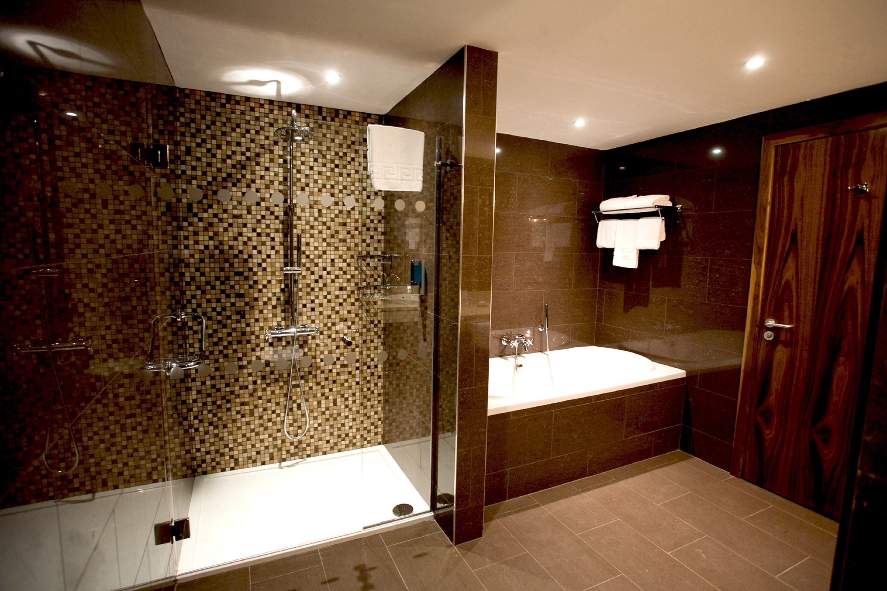 combined shower/bathtub, eco-friendly toiletries, hair dryer, towels