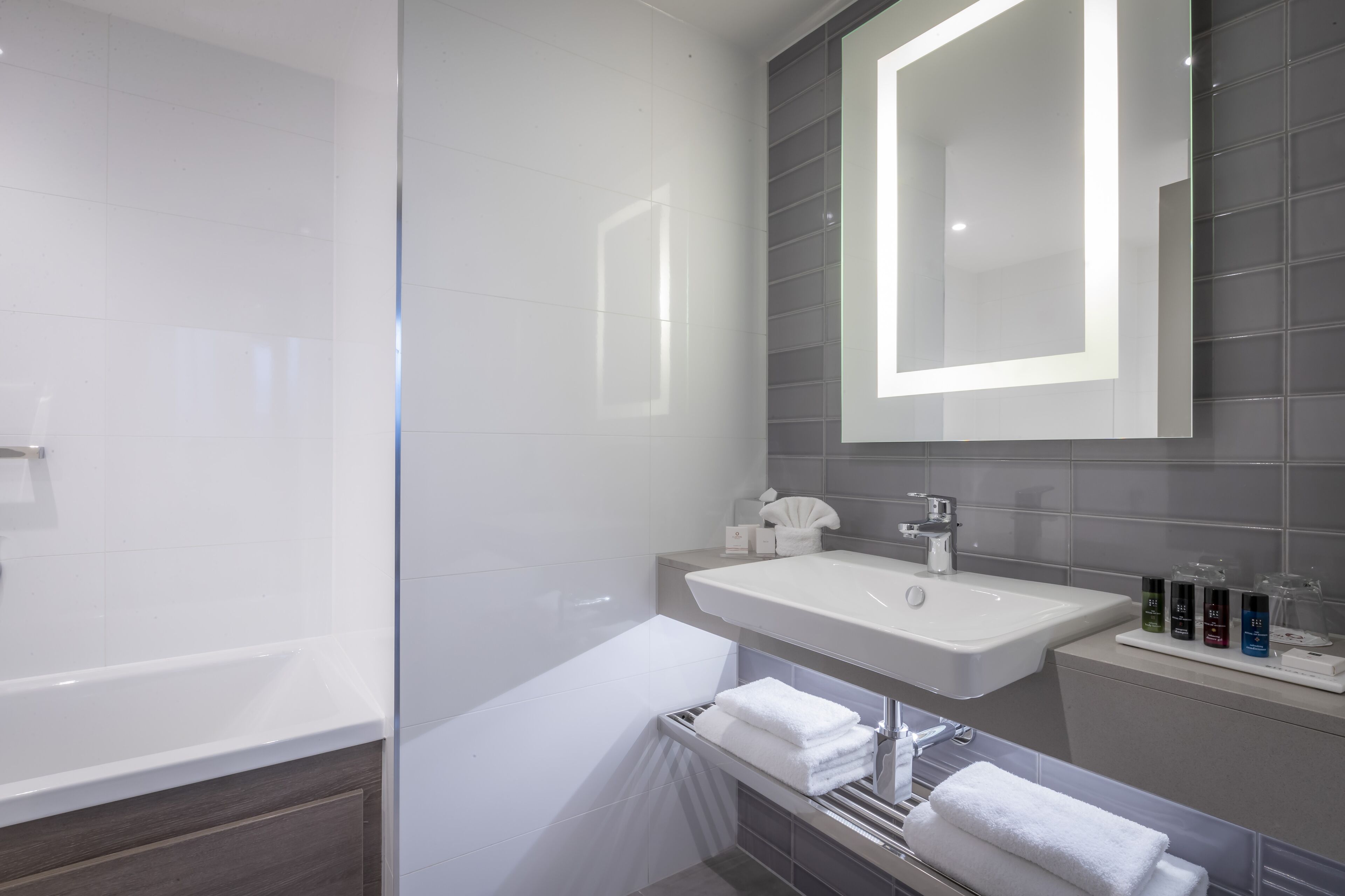 combined shower/bathtub, eco-friendly toiletries, hair dryer, towels