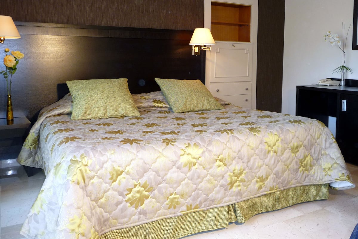 15 bedrooms, Select Comfort beds, minibar, individually furnished