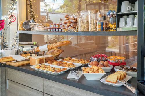 Daily buffet breakfast for a fee