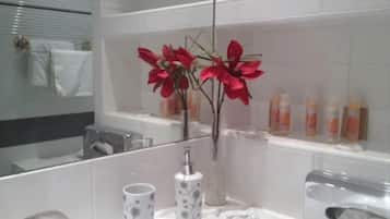 Chambre Standard | Salle de bain | Articles de toilette gratuits, sĂšche-cheveux, serviettes fournies, savon