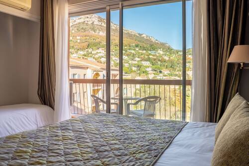 Chambre Supérieure Triple avec Balcon | 15 bedrooms, Select Comfort beds, minibar, individually furnished