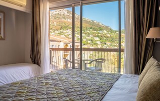 Chambre Supérieure Triple avec Balcon | 15 quartos, camas Select Comfort, frigobar, individualmente mobiliados