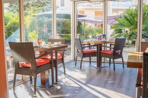 Daily buffet breakfast (EUR 14 per person) - Hotel Diana (Vence)