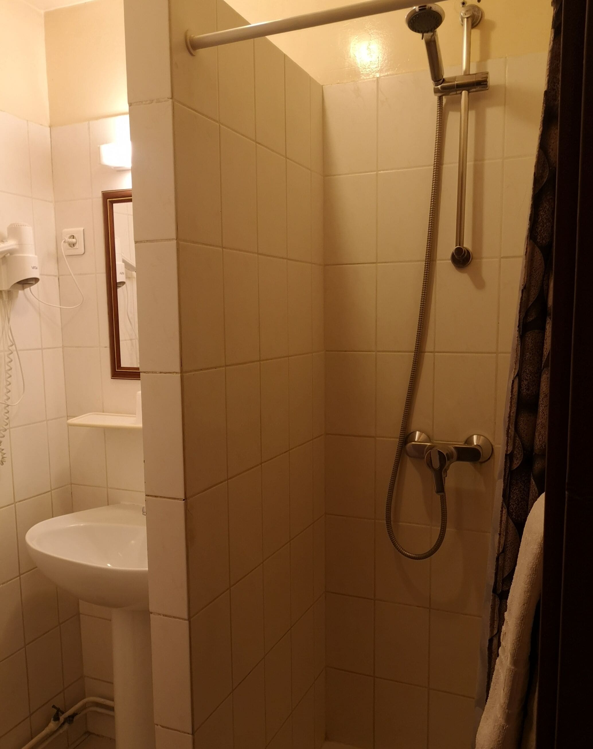 economy single room, ensuite (toilettes sur le palier ) | bathroom