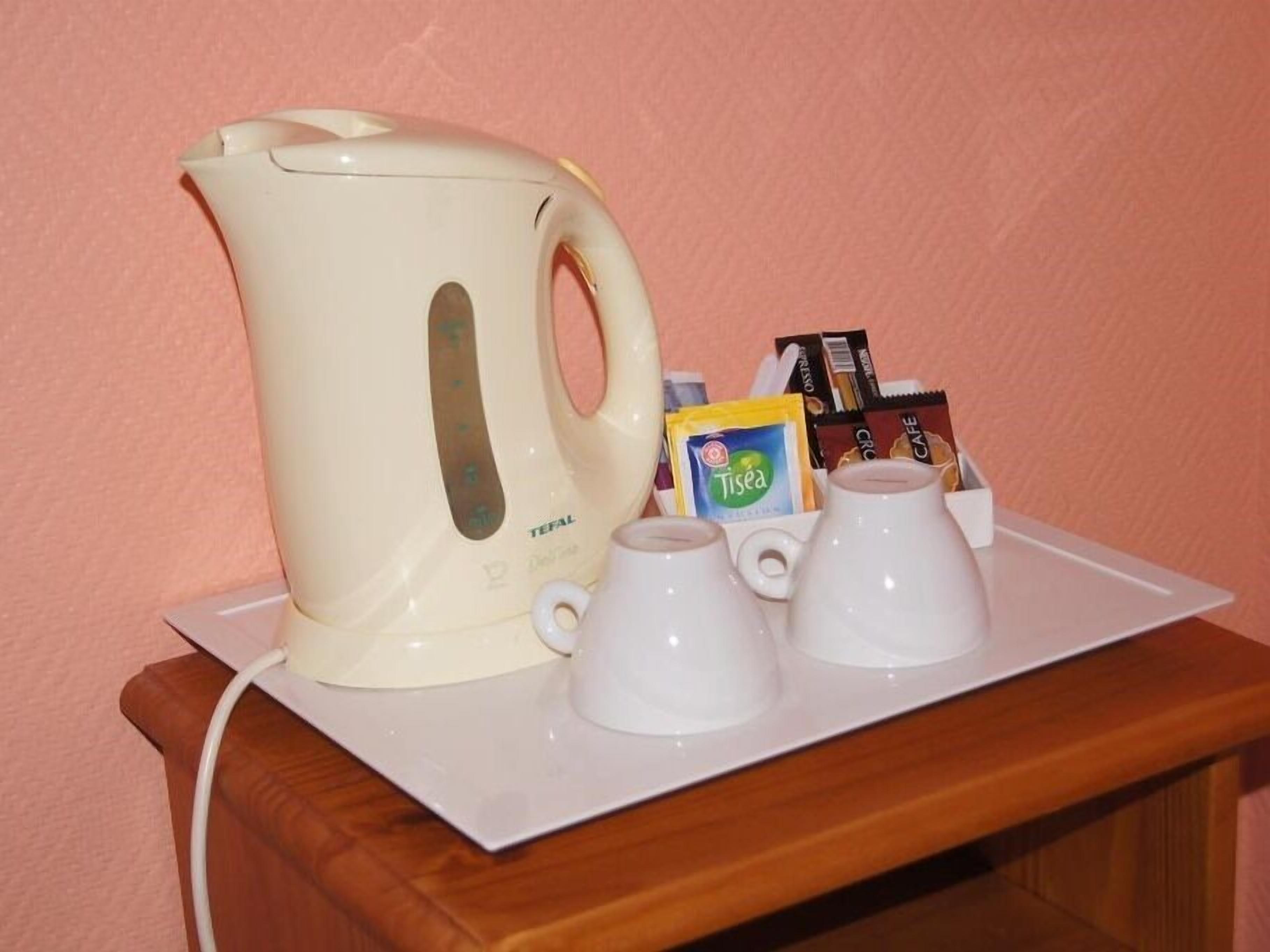 economy single room, ensuite (toilettes sur le palier ) | room amenity