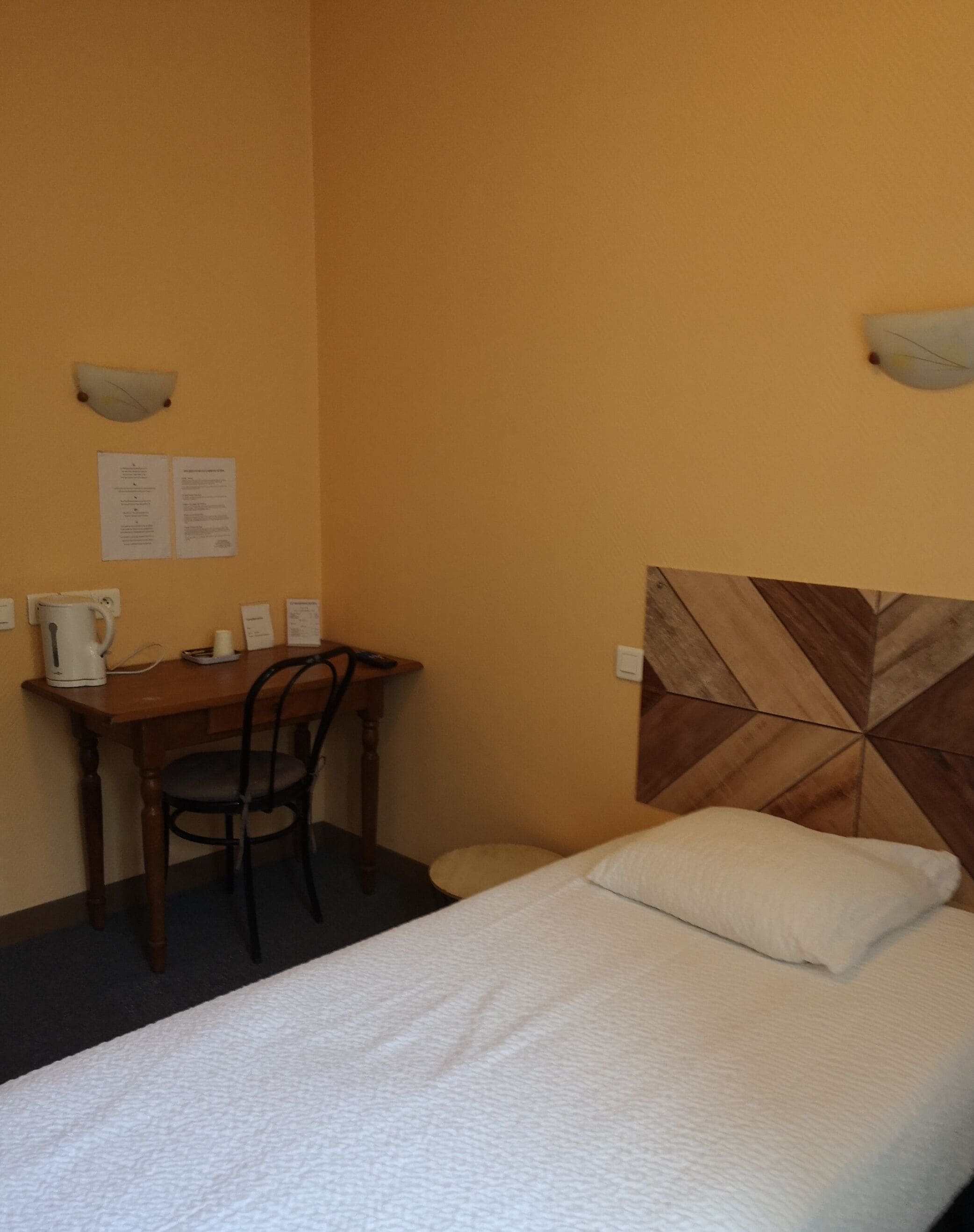 economy single room, ensuite (toilettes sur le palier )