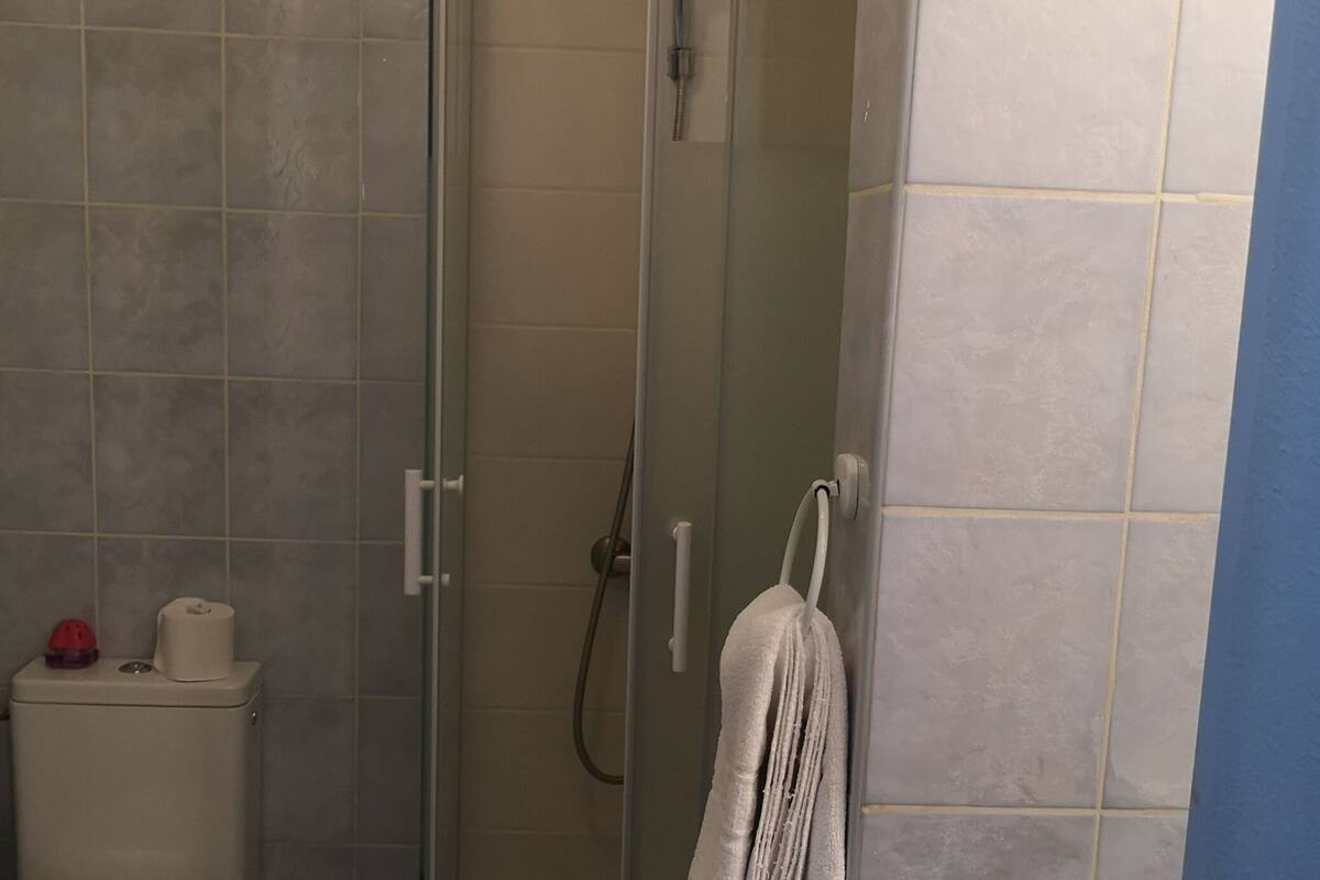 standard double room, ensuite | bathroom