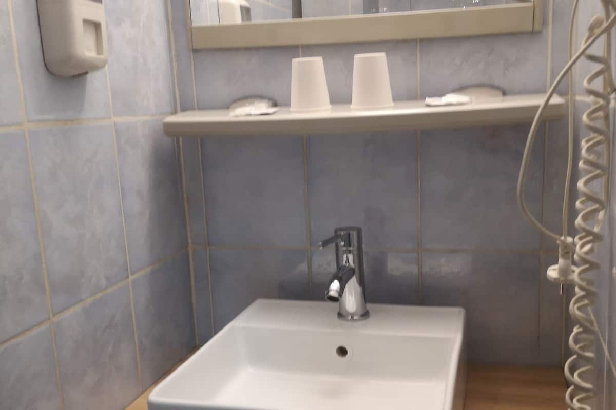 standard double room, ensuite | bathroom