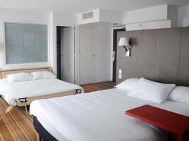 Suíte standard, várias camas | Cofres nos quartos, escrivaninha, Wi-Fi de cortesia