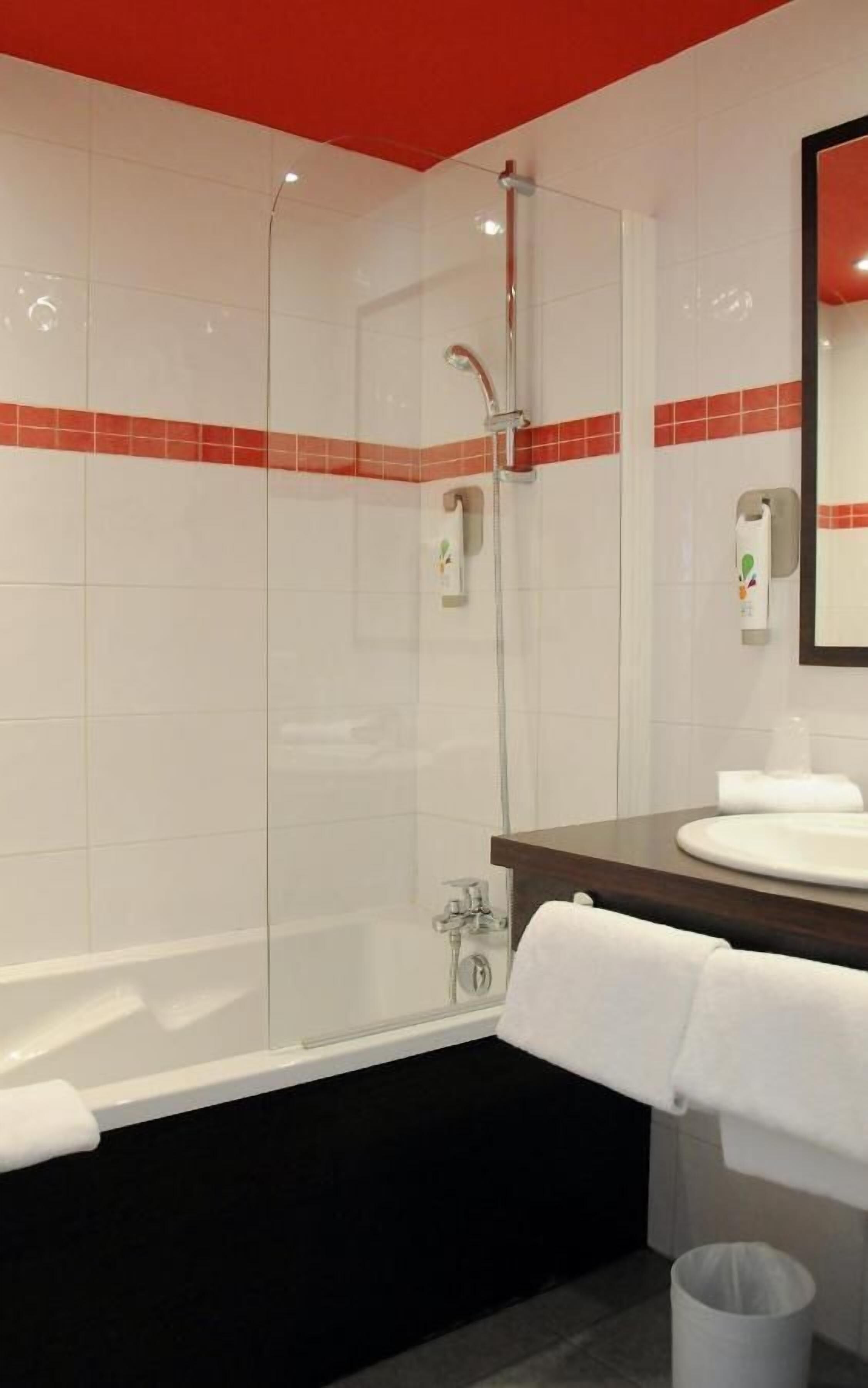 combined shower/bathtub, eco-friendly toiletries, hair dryer, towels