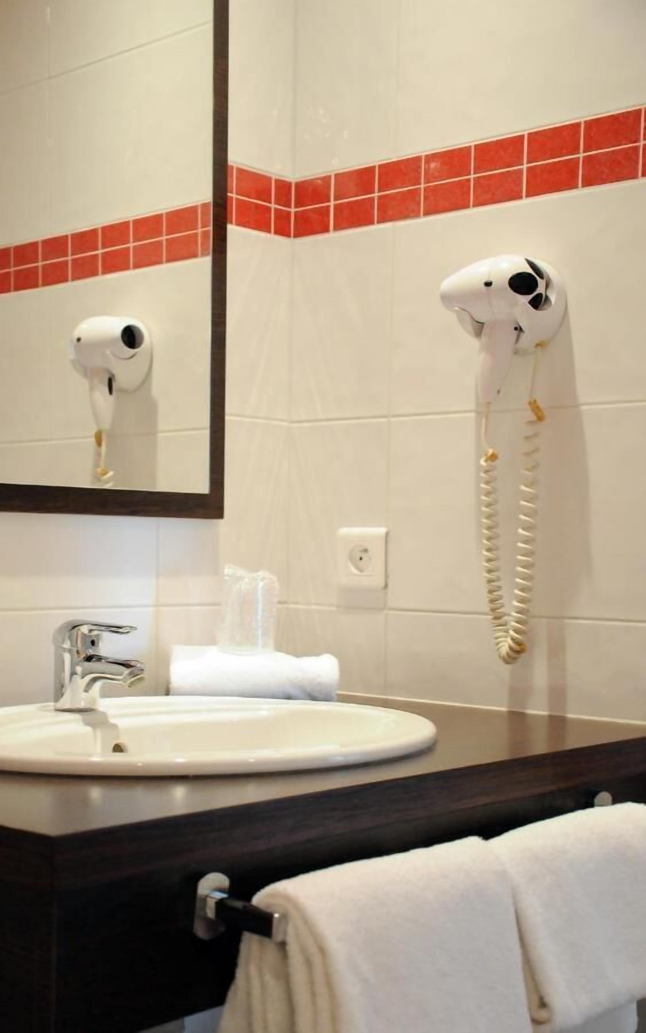 combined shower/bathtub, eco-friendly toiletries, hair dryer, towels