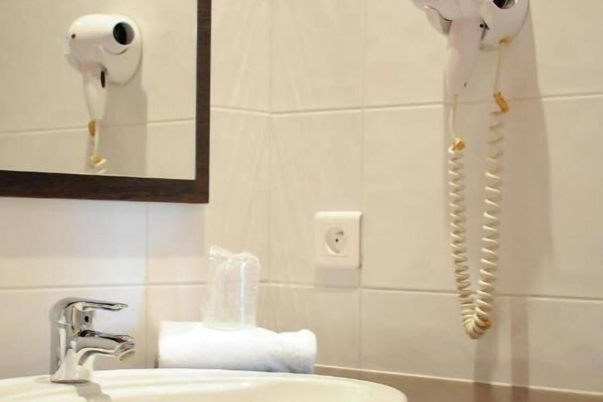 combined shower/bathtub, eco-friendly toiletries, hair dryer, towels