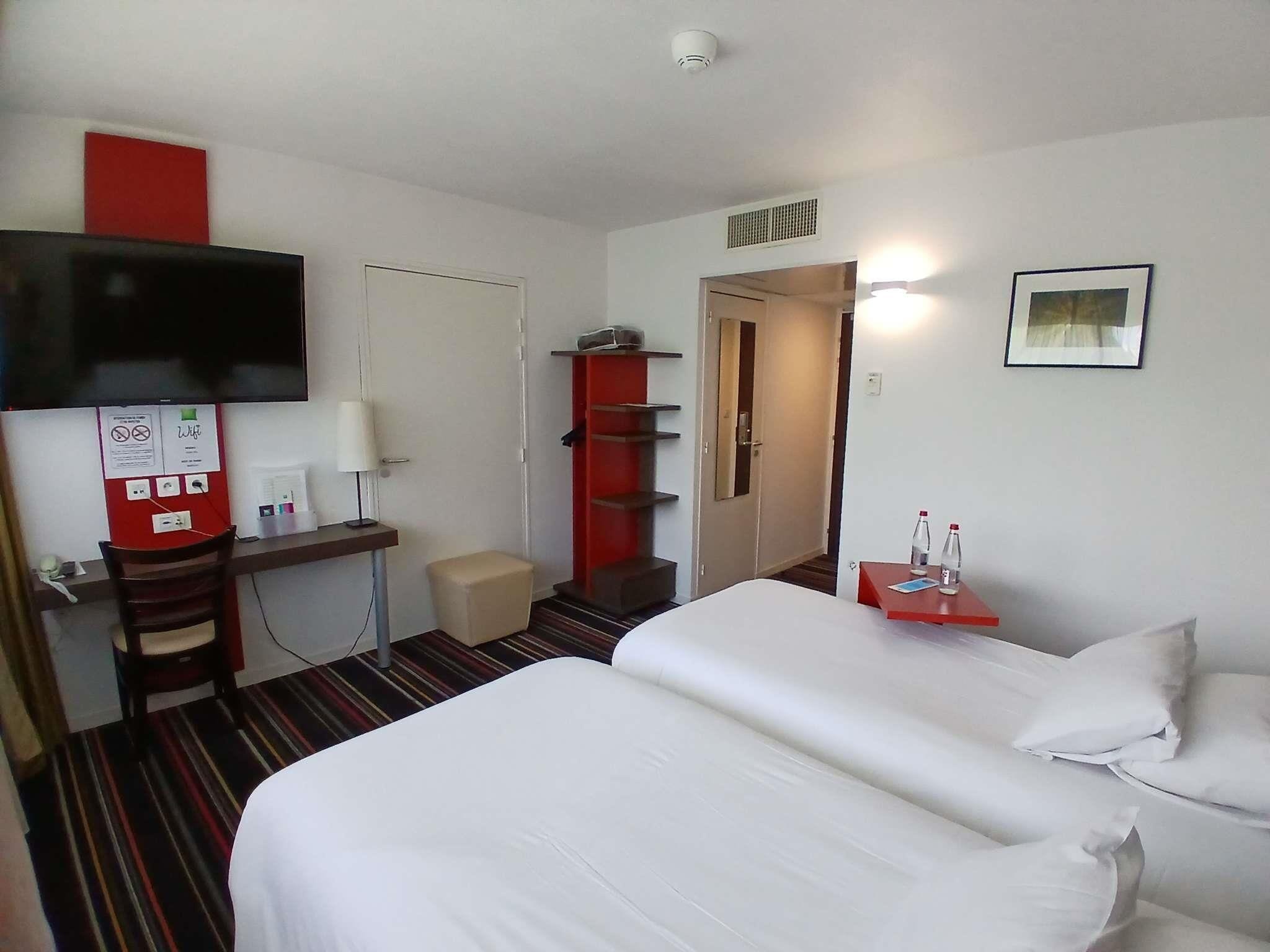 Chambre Standard avec lits jumeaux, 2 lits jumeaux | Coffre-fort, bureau, accès au Wi-Fi (inclus)