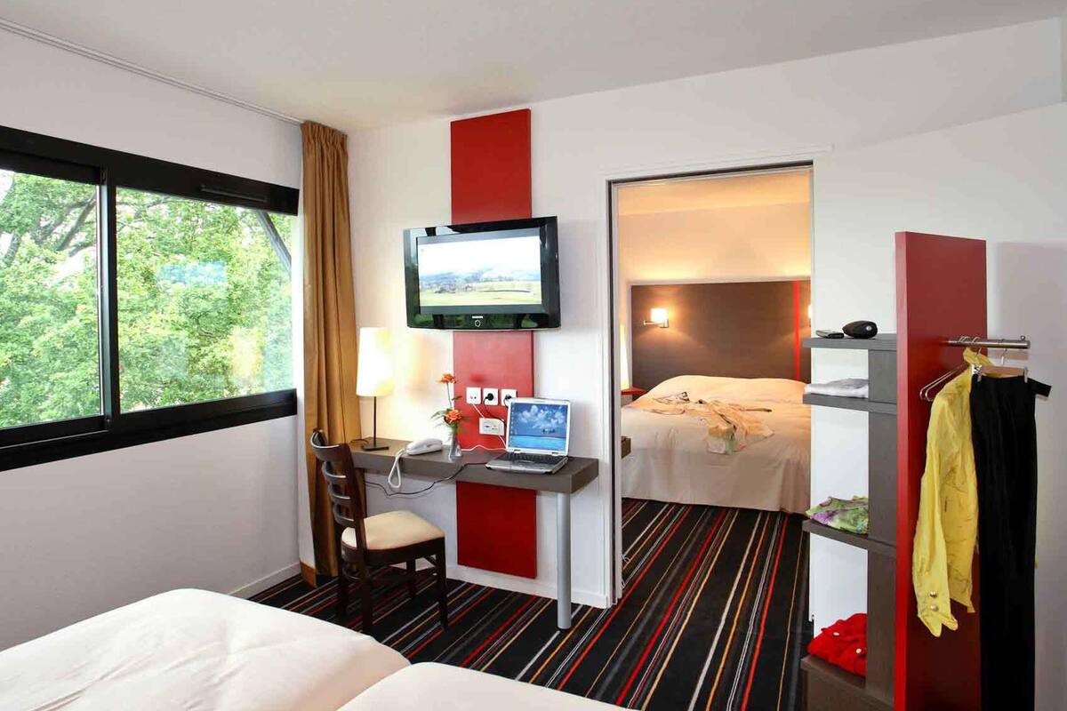 standard suite, 2 double beds, connecting rooms | in-room safe, desk, free wifi