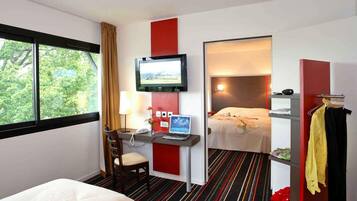Standaard suite, 2 tweepersoonsbedden, kamers met tussendeur | Een kluis op de kamer, een bureau, gratis wifi