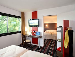 In-room safe, desk, free WiFi