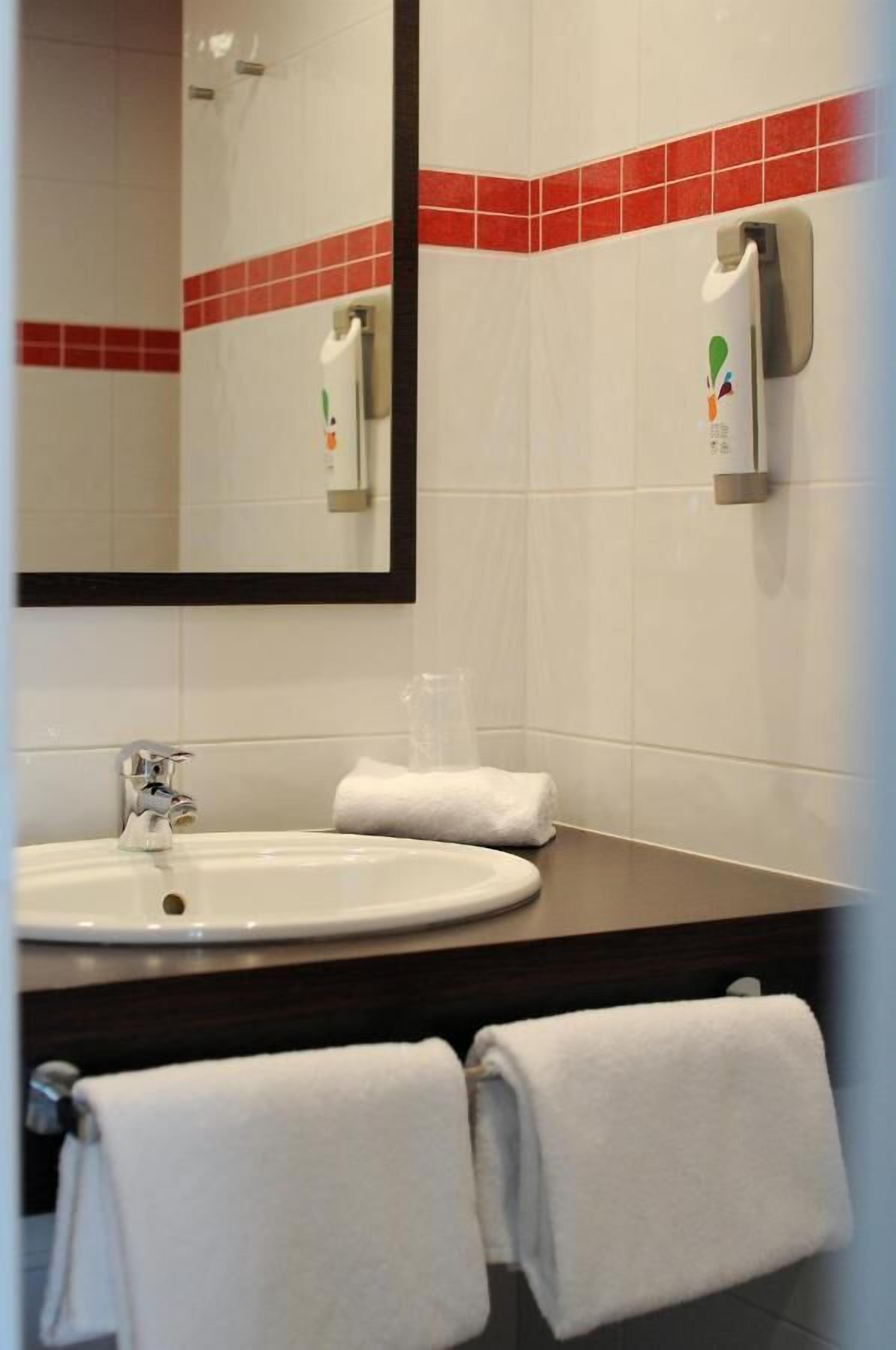 combined shower/bathtub, eco-friendly toiletries, hair dryer, towels