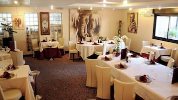 Déjeuner et dîner servis sur place