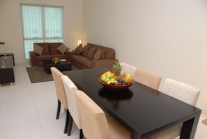 Suite, 1 habitación | Sala de estar | Una televisión LCD, un reproductor de DVD