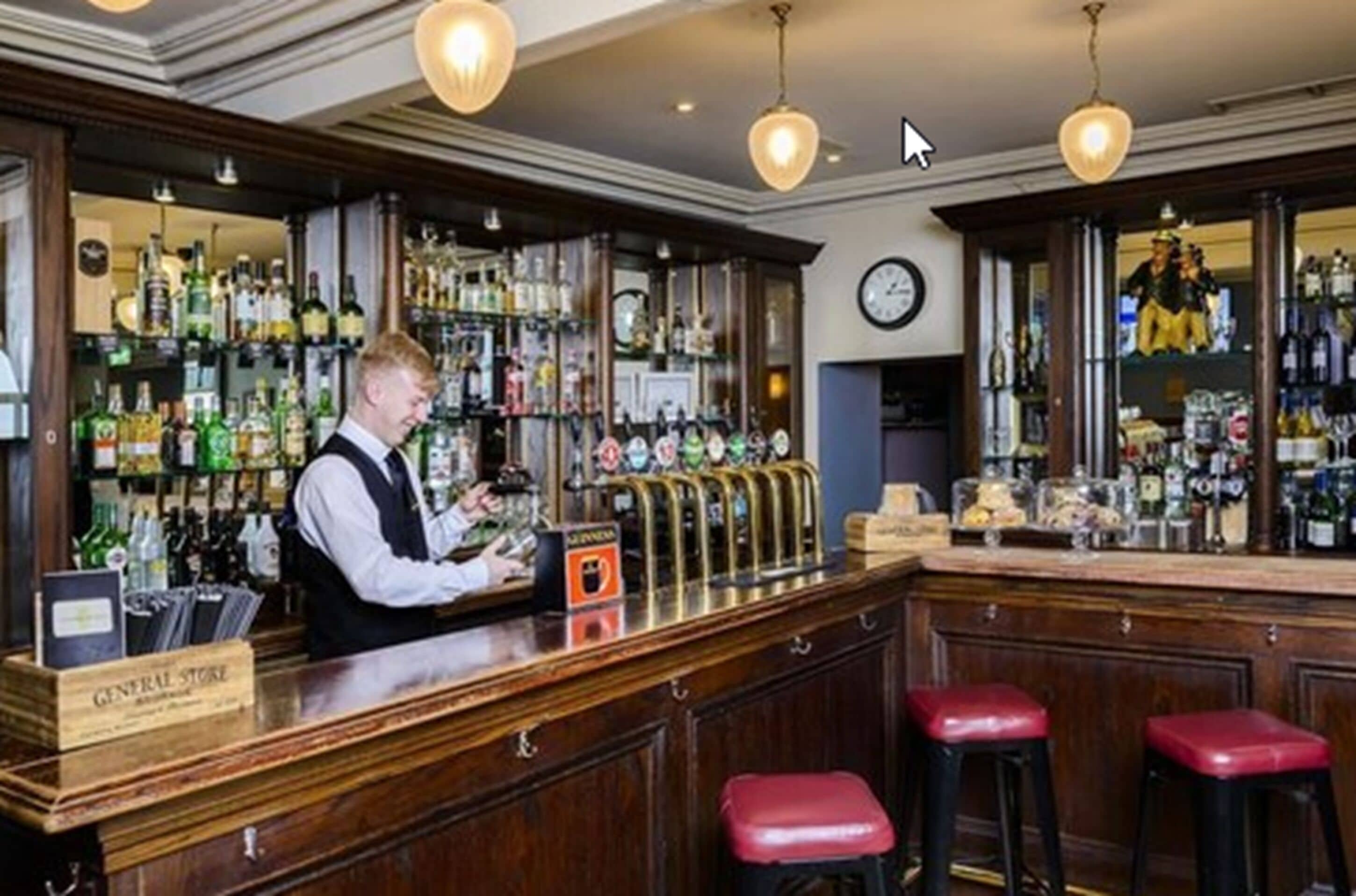 Phục vụ bữa trưa, bữa tối và bữa sáng muộn cuối tuần 