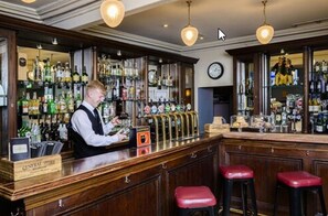 Serves lunch, dinner and brunch - Commodore Hotel (Cobh)