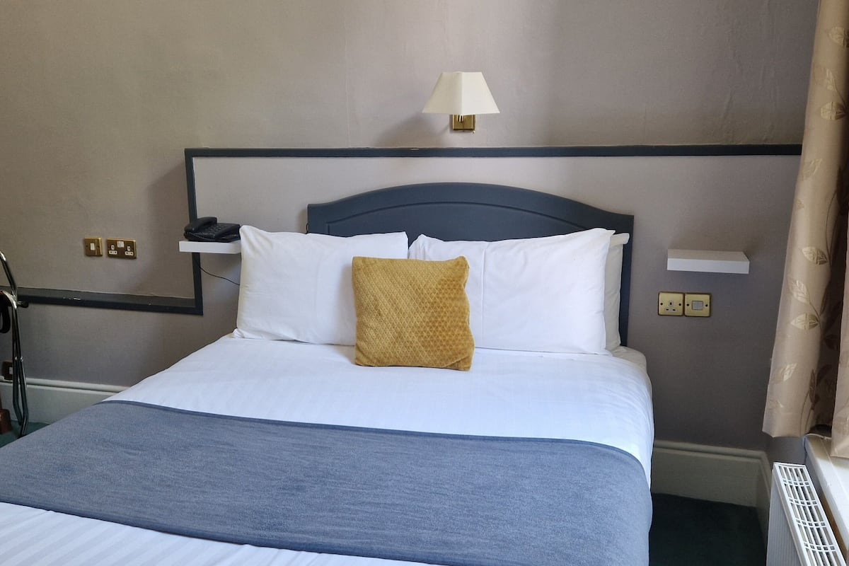 Kamar Double (Discounted) | Setrika/meja setrika, Wi-Fi gratis, dan seprai linen