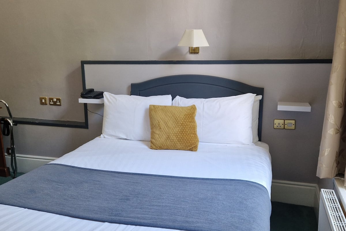 Tweepersoonskamer (Discounted) | 1 slaapkamer, een strijkplank/strijkijzer, gratis wifi, beddengoed