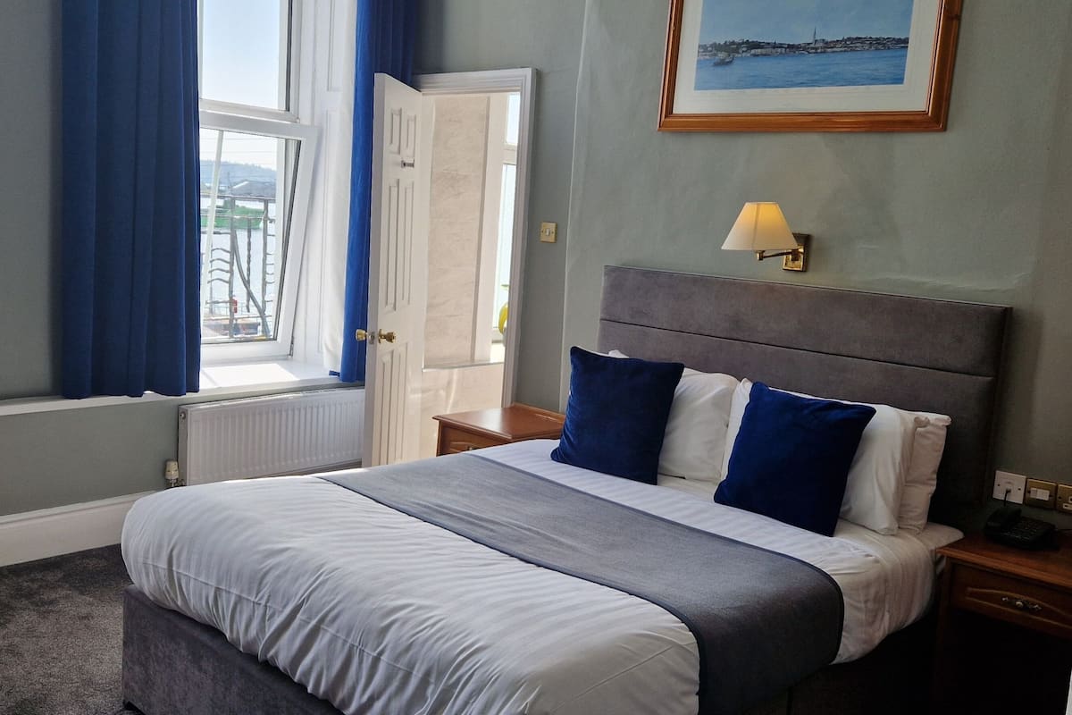 Tweepersoonskamer, uitzicht op zee | 1 slaapkamer, een strijkplank/strijkijzer, gratis wifi, beddengoed
