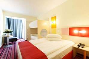 A hotel room with a bed, bedside table, lamp, and a mirror. - Zenith Hotel Conference & Spa (Constanta)