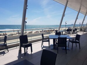 供應午餐及晚餐;室外用餐