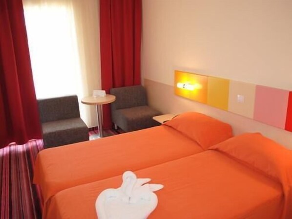 Standard Room, Multiple Beds | Minibar, in-room safe, desk, blackout drapes - Zenith Hotel Conference & Spa (Constanta)