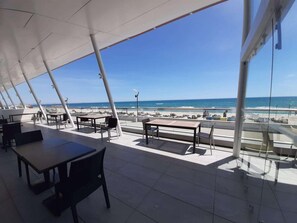 Lunch and dinner served, al fresco dining 