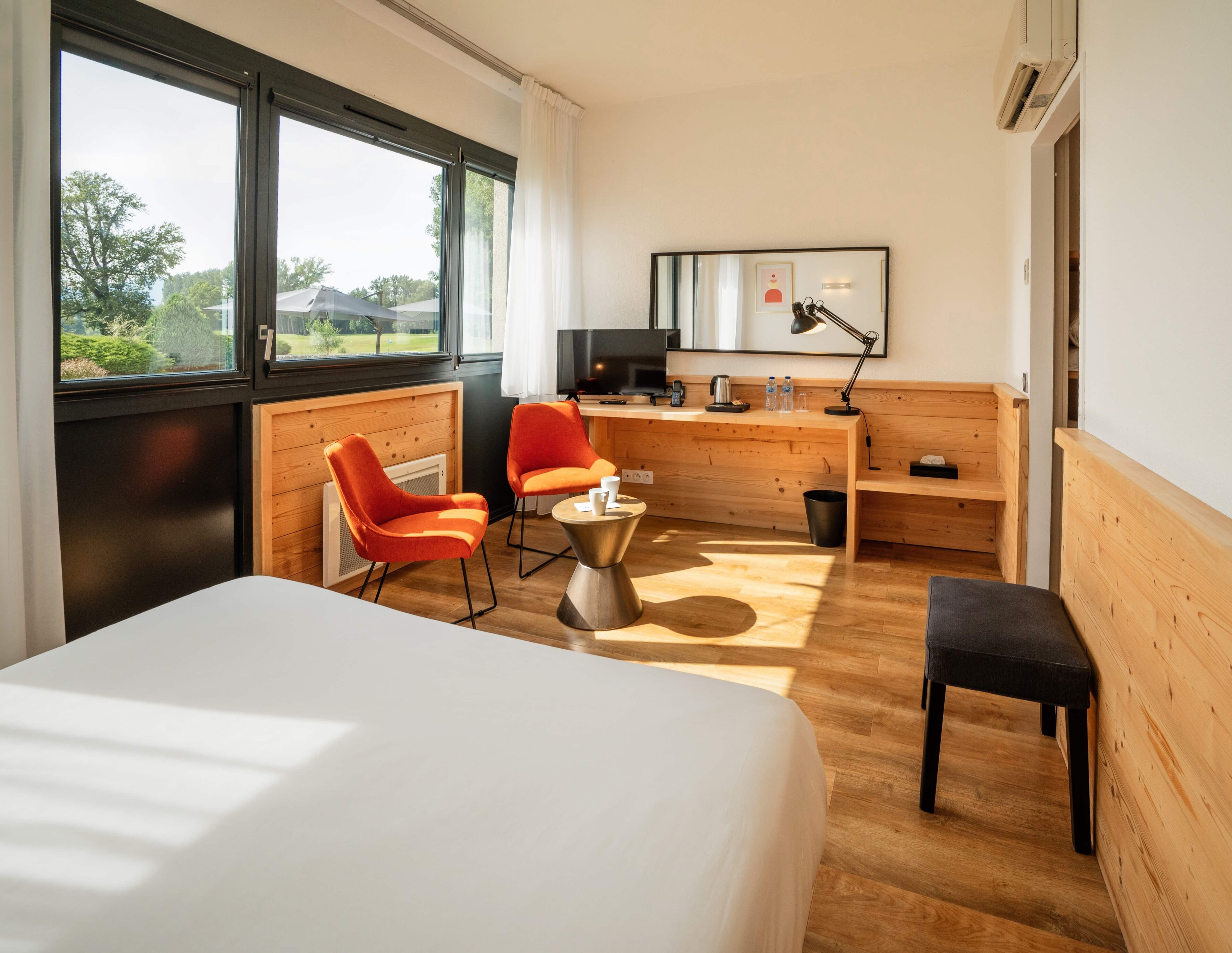 Coffres-forts dans les chambres, bureau, Wi-Fi gratuit, draps fournis