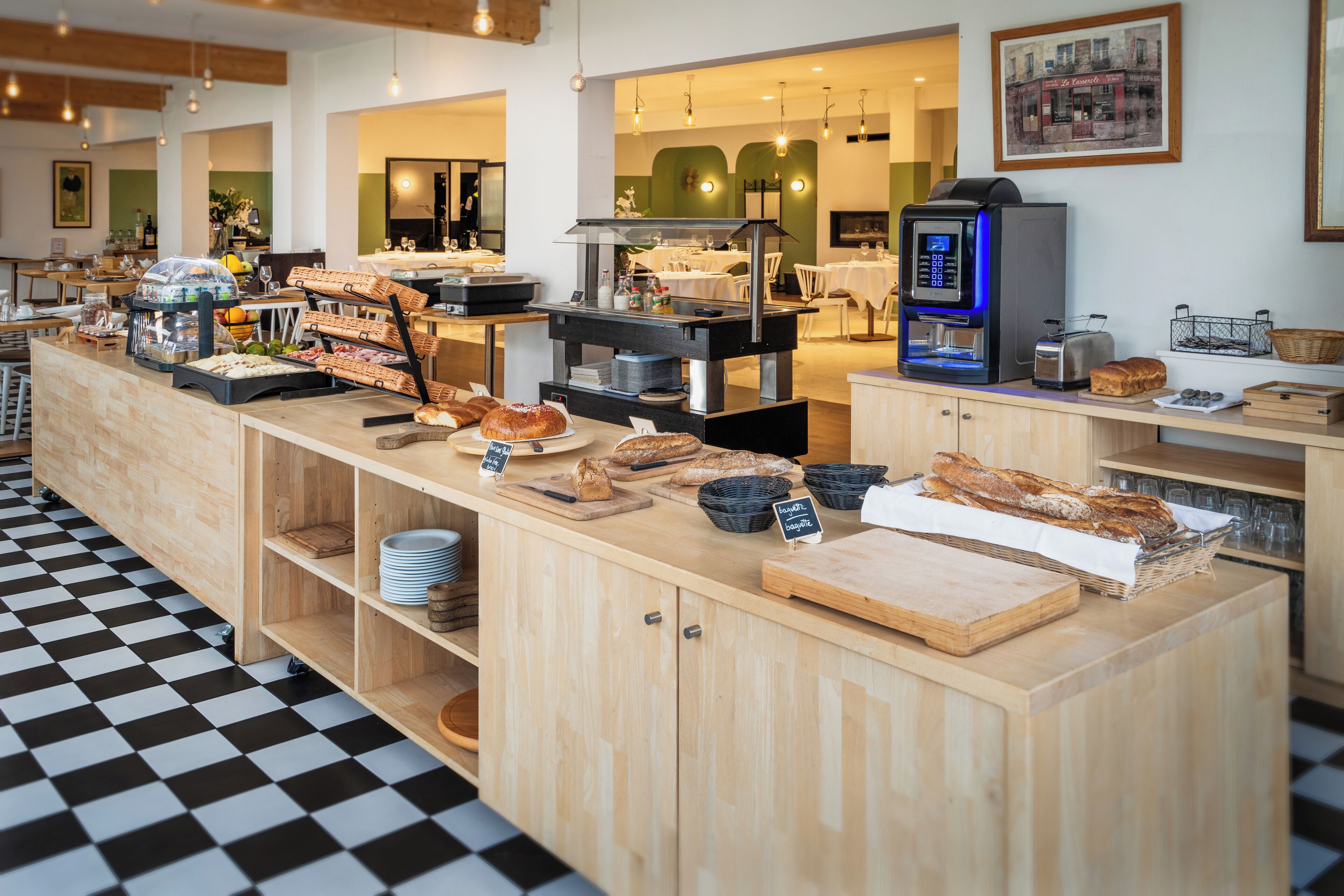 Buffet de l'esmorzar amb diferents aliments, una màquina de cafè i un mostrador d'eixida.