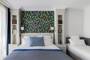 ألحفة محشوة بالريش وعناصر مجانية داخل الميني بار وخزنة داخل الغرفة ومكتب