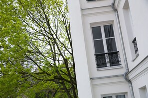 Un edificio blanco con ventana y balcón.