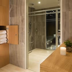Quarto triplo luxo | Banheiro | Chuveiro com efeito de chuva, produtos de toalete de grife